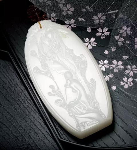 翟倚卫 羊脂玉春醉蔷薇牌
尺寸:11.5×5.6×1.6cm
玉牌对玉料的要求较高,稍有瑕
