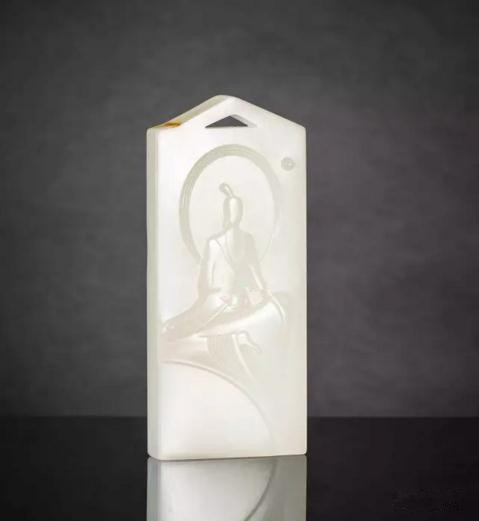 王一卜 和田玉籽料游梦魏晋牌
尺寸: 15.3×9.5×6.2cm 139g