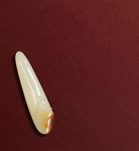 王一卜 和田玉籽料行云挂件
尺寸:7.2×1.7×1.4cm 24g