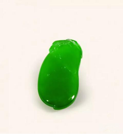 翡翠花件
尺寸:6.0x2.5x1.0重:32.75g