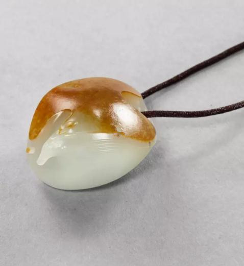 王一卜 和田玉籽料无极挂件
尺寸: 4.8×4.0×2.5cm 68g