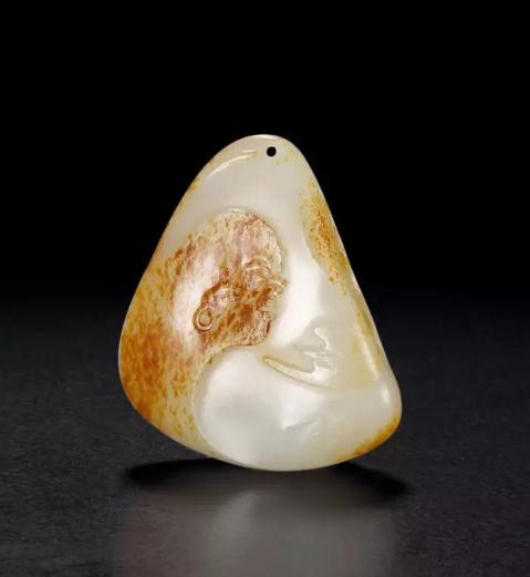 王一卜 和田玉籽料天外来福佩
尺寸: 4.6×4.0×1.4cm 32g