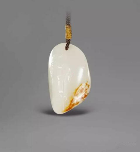 王一卜 和田玉籽料涅槃挂件
尺寸:3.9×2.3×1.4cm 19g