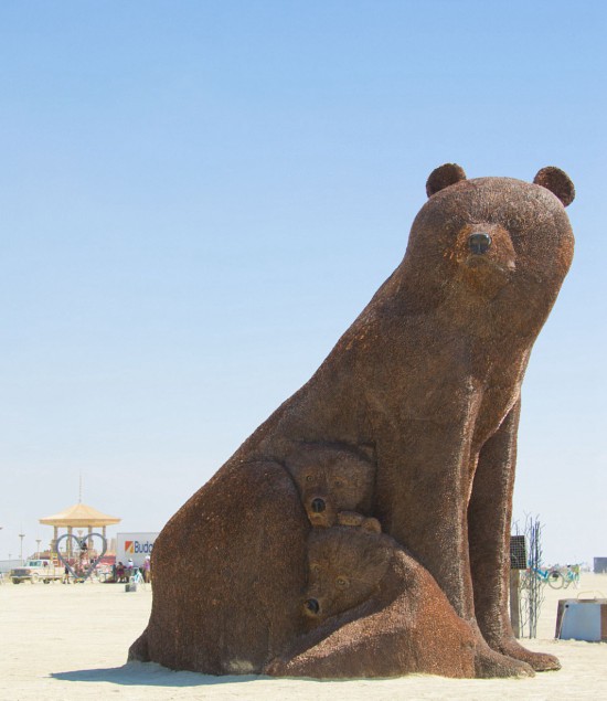 用大量一美分硬币做成的“棕熊一家”巨型雕塑