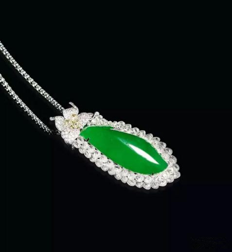 18k 金镶嵌满绿玻璃种翡翠坠子
尺寸:3.5×1.4cm 30.2g