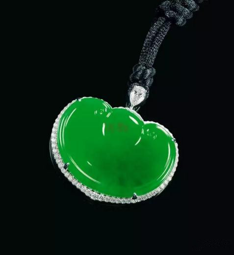 18k 金镶嵌满绿玻璃种翡翠如意挂件
尺寸:3.3*4.6*0.5cm 55g