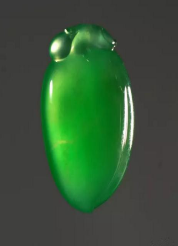 翡翠寿桃吊坠
尺寸:2.6×1.7×1.0cm