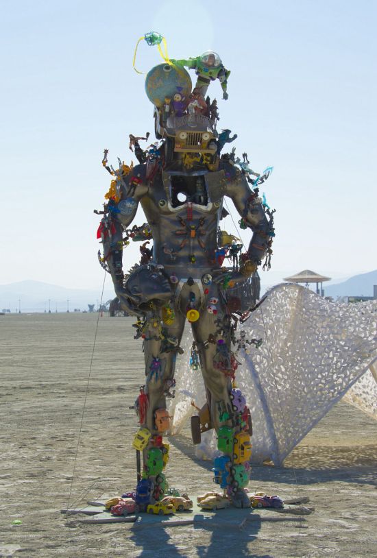 　　每年一度的“火人节”已于8月27日在美国内华达州的黑石沙漠举行，当地竖起了大量巨型雕塑以示庆祝