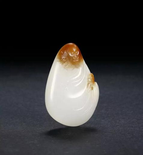 赵显志 羊脂玉籽料横空出世把件
尺寸:5.7×3.9×1.7cm 58.3g