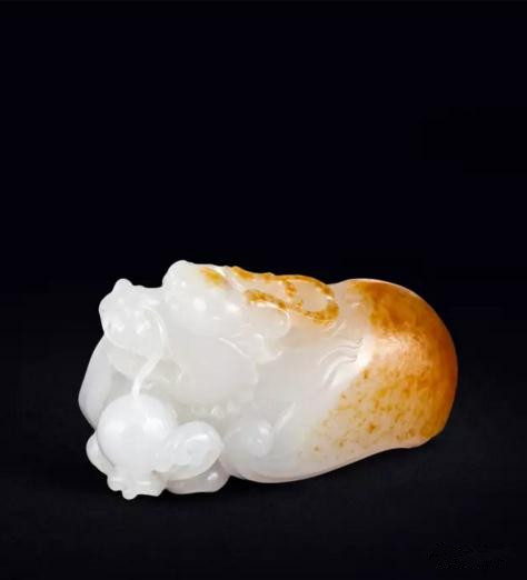上海杰艺 羊脂玉鳌鱼把件
尺寸:6.5×4.0×3.0cm,130g