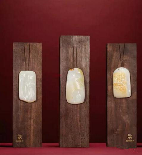 王一卜 和田玉籽料清凉之界套牌

　　尺寸：8.2×4.7×1.7cm 141g

　　8.8×4.6×1.7cm 131g

　　9.6×5.0×1.9cm 162g