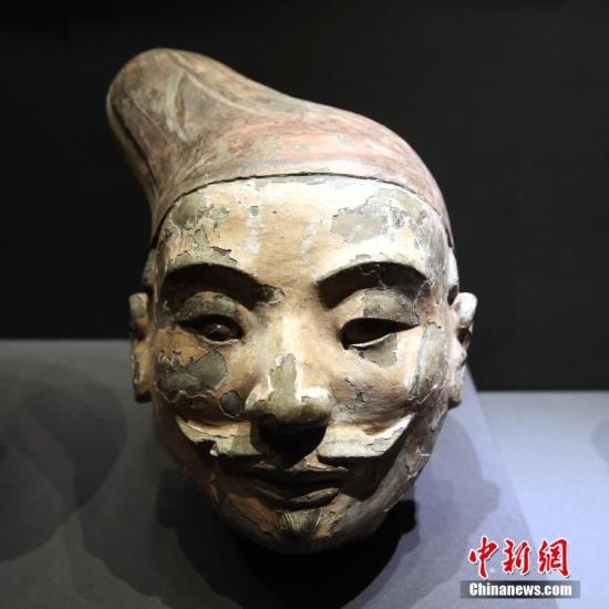 8月30日,展馆内展出的保护后的彩绘俑头。当日,“留住色彩——陶质彩绘文物保护成果展”于西安秦始皇帝陵博物院开幕,共展出先秦至元代的陶制彩绘文物121件(组)。通过集中展示近年来陶质彩绘文物的保护成果,以提升公众保护文物的意识。据秦始皇帝陵博物院院方介绍,经过多年艰苦攻关,首次在兵马俑的彩绘中发现了古人人工合成的“中国蓝”和“中国紫”。 中新社记者 张远 摄