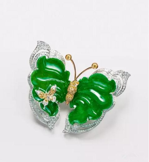 18k 金镶满绿翡翠蝴蝶胸针吊坠(两用)
尺寸:主石 4.3×3.1cm 重量:13.3g