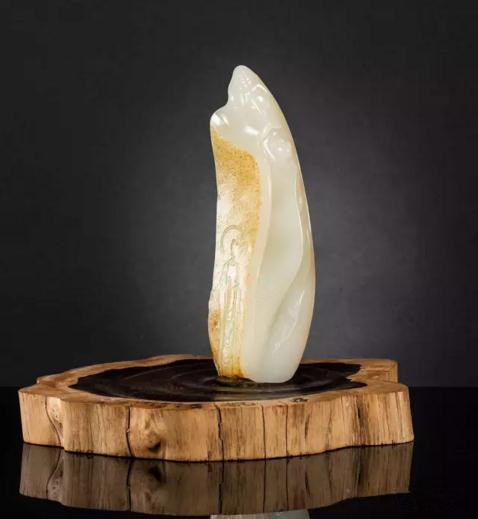 王一卜 和田玉籽料沉浮摆件

　　尺寸： 29×9.8×7.6cm 363g