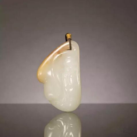 王一卜 和田玉籽料宝相花挂件

　　尺寸：5.8×3.6×1.3cm 37g