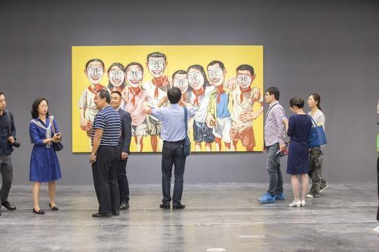 2016年曾梵志最大规模回顾展“散步”于UCCA举行，图为展览现场。