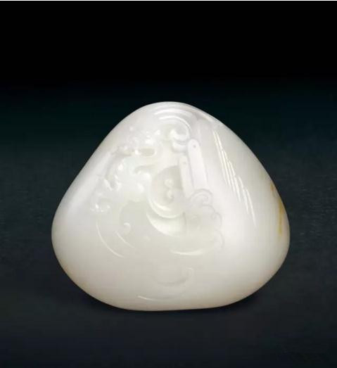 吴金星 羊脂玉飞龙在天把件
尺寸:7.5×6.4×2.3cm 168g