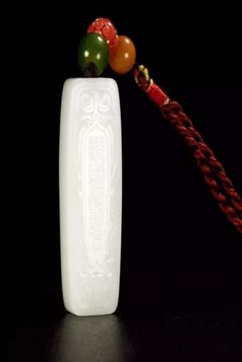 上海杰艺 羊脂玉经文纬武牌
尺寸:6.6×2.2×1.3cm 54.4g