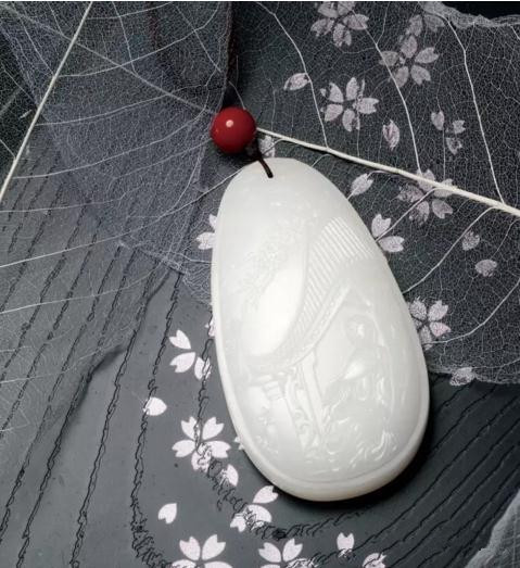翟倚卫 羊脂玉香云弦月牌
尺寸:7.2×3.9×1.2cm