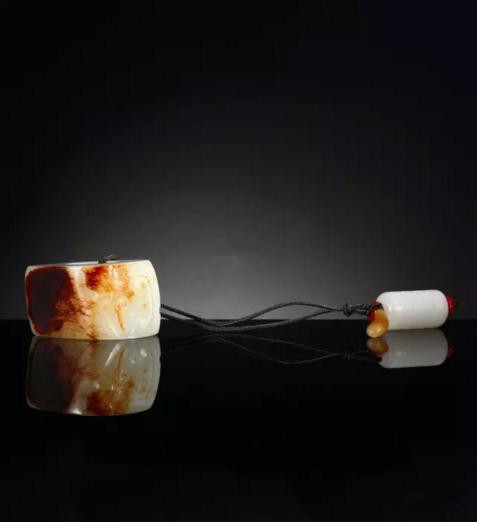 瞿利军 羊脂玉夔龙纹扳指
尺寸:3.3×4.6×5.5cm 196g