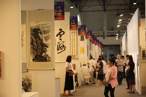 观众在参观艺博会展品。北京市惠民文化消费季宣传中心供图