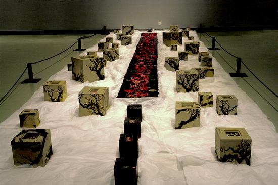 黄新本  红楼梦 ? 葬花现代 600×300×200cm   陶艺装置   2005 年