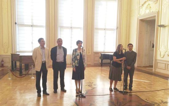 展览开幕式在保加利亚国家美术馆著名的金色大厅举行