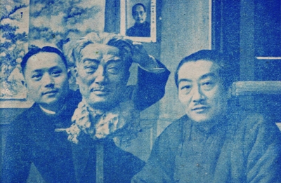 张充仁为吴湖帆塑像（该照片刊登于1947年2月第16期《寰球》杂志）