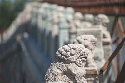永通桥 北京四大名桥之一,因距通县城西八里,俗称“八里桥”。石桥的前身是座木桥,明英宗正统十一年改建为石桥,英宗赐名“永通桥”。