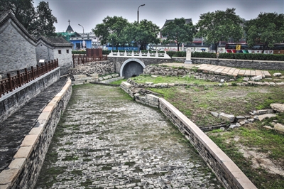 玉河故道 位于什刹海东的万宁桥到地安门东大街路北之间。2007年,玉河河道恢复工程正式立项。2013年,玉河万宁桥至东皇城根段重见天日。