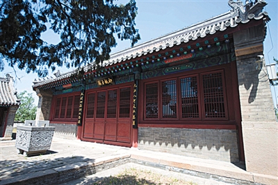 白浮泉 又名龙泉,位于昌平区龙山东麓,是元代运河引水工程的源头。泉水绕过沙河和清河低地,汇入城内积水潭,自此由南而来的漕船可以直泊城中。