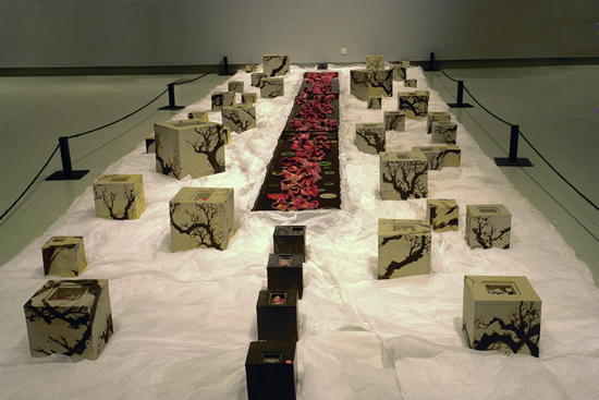 黄新本 红楼梦 ? 葬花现代 600×300×200cm   陶艺装置   2005 年