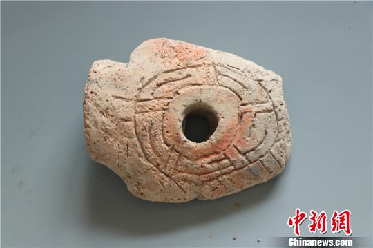出土鹰眼纹器足。宁波市文物考古研究所供图
