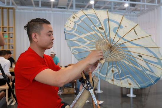 “四川泸州油纸伞” 的第七代传承人  余万伦