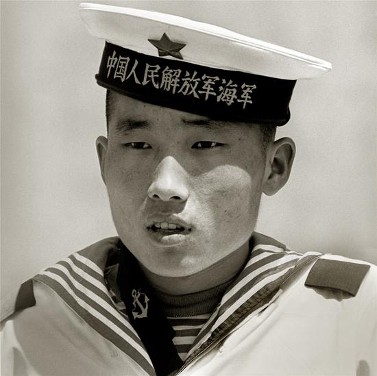 水手，人民英雄纪念碑，北京，1979 Photo by Albert Watson