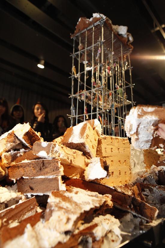 黎薇 一栋蛋糕，影像，装置，行为，2010
