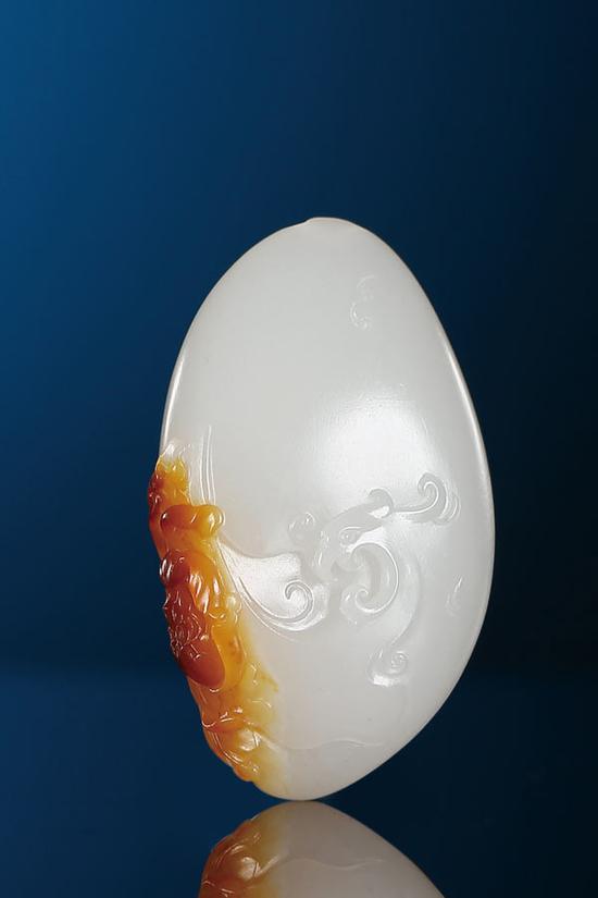 吴金星  和田玉籽料凤穿牡丹挂件

　　4.5×2.8×1.3cm 24g