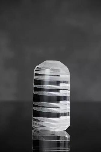 水晶九重天印章
规格:5.6×3.5×2.2cm 73g
作品呈圆柱状,通体明净无瑕,让人不由联想到朗朗青空。而其中的包裹体一层层排列,恰如飘浮的洁白云层,整幅画面犹如传说中的九重天,观之庄严大气,也给人浪漫奇绝之感。