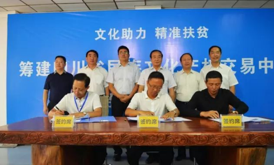 刘康、刘忠、刘勇在合作协议上签字,王正荣、林书成、王七章、邓显祥、周斌、赵恒丰等领导同志上台见证。