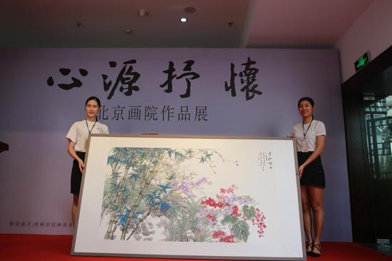 北京画院院长王明明向桂林市花桥美术馆赠送北京画院集体创作作品。