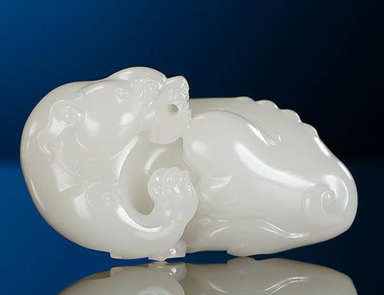 吴金星 和田玉籽料瑞兽把件
5.2×2.8×2.7cm 54g