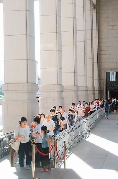 8月25日14时,国博门前依旧排着长队
