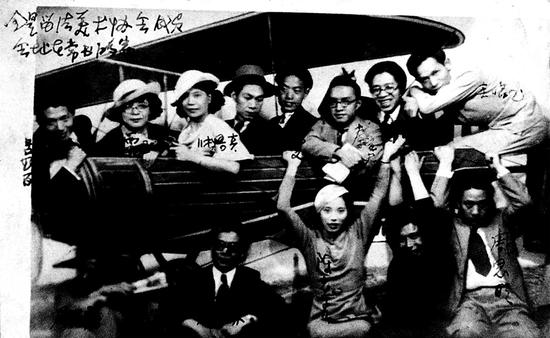 留法华人艺术家协会成员在常书鸿家中合影，30年代