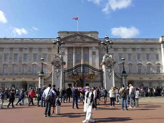 英国白金汉宫外等待参观“皇家礼品展”的观众
