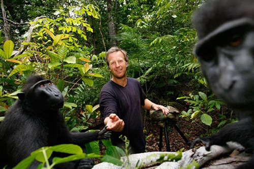 黑冠猕猴拿了DavidSlater的相机拍照，除了自拍，相机的主人也入镜了