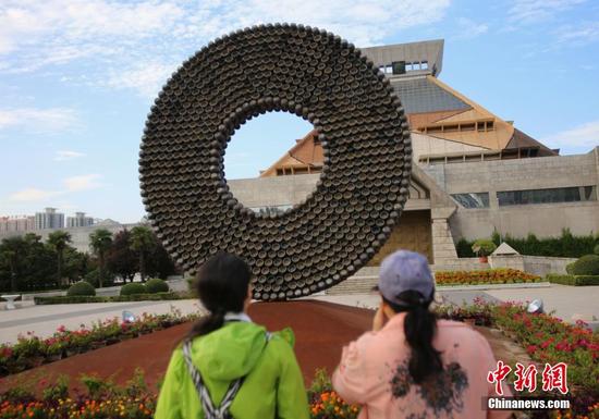 郑州两千砂锅排成和氏璧奇特雕塑引围观