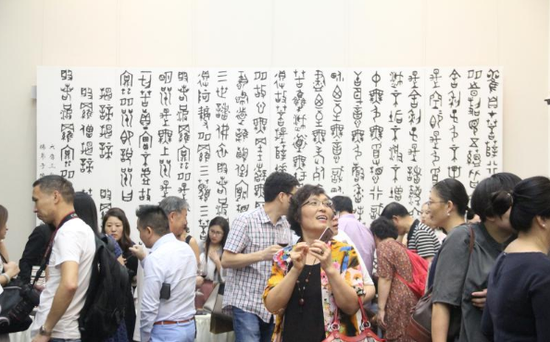 “国之瑰宝—青田石雕艺术展”展览现场被展品吸引的观众 