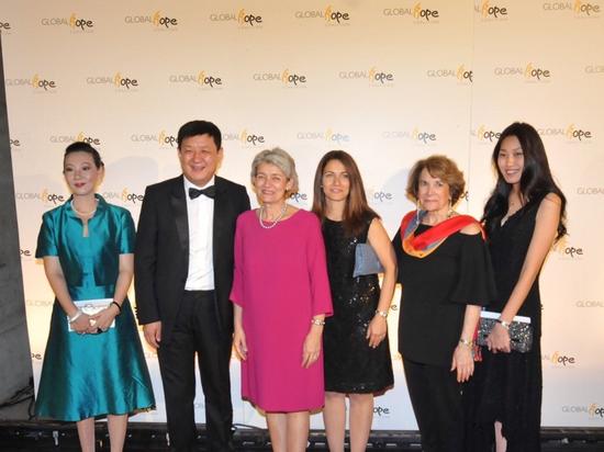 　　全球希望联合会亚洲区主席、永新华韵文化产业投资集团董事长李永军，永新华韵文化产业有限公司总裁总裁张坤兰与联合国教科文组织总干事伊琳娜·博科娃等嘉宾合影