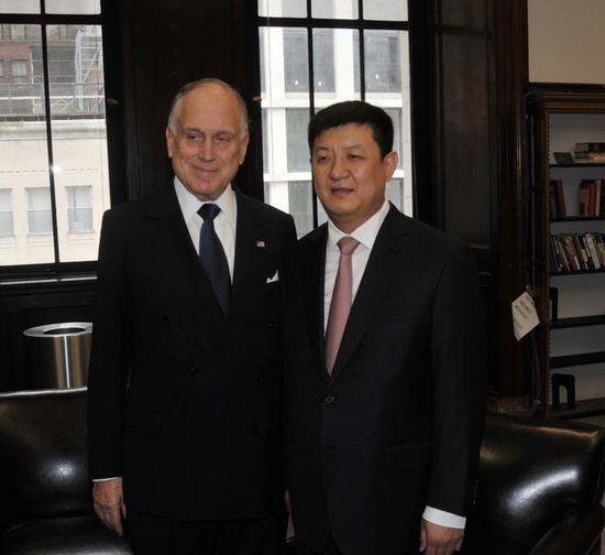 全球希望联合会亚洲区主席、永新华韵文化产业投资集团董事长李永军与美国总统特朗普特别顾问、世界犹太人大会主席罗纳德·劳德大使合影