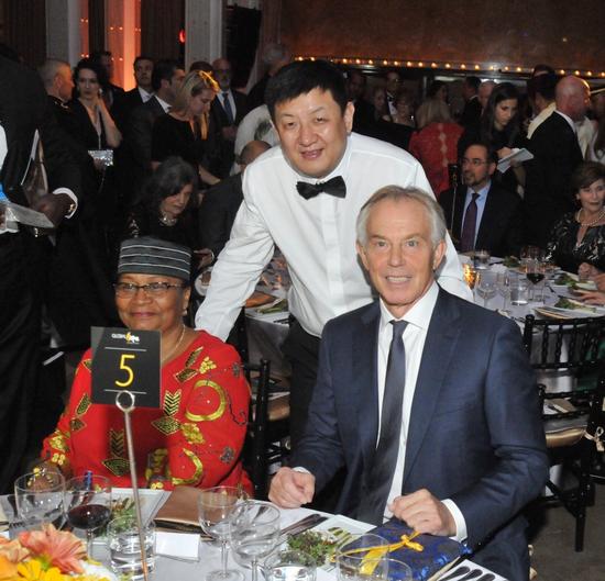 全球希望联合会亚洲区主席、永新华韵文化产业投资集团董事长李永军与马里第一夫人凯塔·阿米娜塔·麦加、英国前首相托尼·布莱尔合影